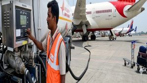 விமான எரிபொருள் விலை அதிரடி உயர்வு! ஏர் இந்தியா நிறுவனத்தின் முக்கிய முடிவு; ஒரு நாளைக்கு 100 விமானங்கள் வரை குறைக்கத் திட்டம்! An Air India aircraft on the tarmac with a fuel tanker, representing the impact of rising aviation turbine fuel prices.