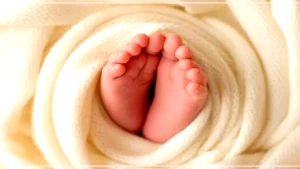 Medical Miracle in UP: 5 நாட்களில் 4 குழந்தைகள்; அறுவை சிகிச்சை இன்றி அபூர்வ சுகப்பிரசவம் - வியப்பில் ஆழ்ந்த மருத்துவர்கள்! A medical representation of multiple births and a healthy mother Ameena in a hospital ward.