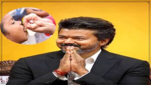 “ஞாயிற்றுக்கிழமை மிஸ் பண்ணிடாதீங்க!” தமிழகம் முழுவதும் போலியோ சொட்டு மருந்து முகாம்! தொடங்கி வைக்கிறார் சிஎம் விஜய்!: பிறந்த குழந்தை முதல் 5 வயது வரை உள்ள குழந்தைகளுக்குக் கட்டாயம்! வெளியூர் சென்றாலும் அருகில் உள்ள மையங்களில் போடலாம்! Professional public health worker safely administering oral polio vaccine drops to an infant child inside a clean healthcare center facility.