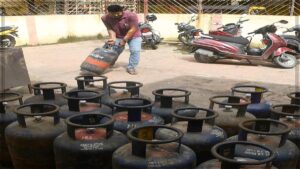 வணிக சிலிண்டர் பயன்படுத்துவோருக்கு செம குட் நியூஸ்! விநியோக கட்டுப்பாடுகள் அனைத்தையும் நீக்கியது மத்திய அரசு! இனிமேல் தங்கு தடையின்றி சிலிண்டர் கிடைக்கும்! ஹோட்டல் மற்றும் வணிக நிறுவனங்கள் நிம்மதி! அதிரடி உத்தரவு அமல்! Rows of commercial blue LPG gas cylinders lined up securely at a regional petroleum distribution warehouse safety zone.