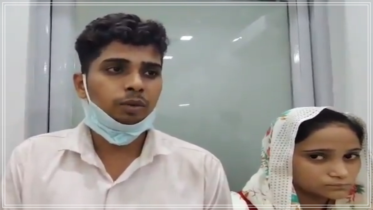 Uttar Pradesh Police personnel presenting recovered gold ornaments and cash sheets seized from mastermind Nitin Verma and his accomplices in Ghaziabad.