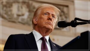 US-Iran Peace Negotiations Twist: ஹார்முஸ் ஜலசந்தியில் இந்தியக் கப்பல்கள் மீது ஈரான் ட்ரோன் தாக்குதல் நடத்தியதா? உலகையே அதிரவைத்த டொனால்ட் டிரம்ப் பதிவு... ஆதாரங்கள் இல்லை என மறுக்கும் அதிகாரிகள்! A high-quality dramatic geopolitical global news illustration featuring a silhouette of a naval commercial cargo ship navigating through the narrow Strait of Hormuz under a dark sky with abstract digital drone telemetry lines.