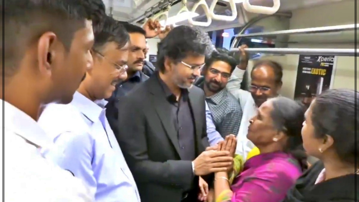 முதல்வர் விஜய் சென்னை மெட்ரோ ரயிலில் பயணிகளுடன் உரையாடல் மற்றும் ஆய்வு.