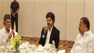”2 மாசத்துல ஆட்சி கவிழ்ந்திடும்னு சொல்றாங்களா?” வதந்திகளுக்கு முற்றுப்புள்ளி வைத்த முதல்வர் விஜய்! தவெக கூட்டணியில் வெடித்த பரபரப்பு பேச்சு! Chief Minister Vijay speaking into a microphone while seated next to alliance party leaders at a formal meeting table.