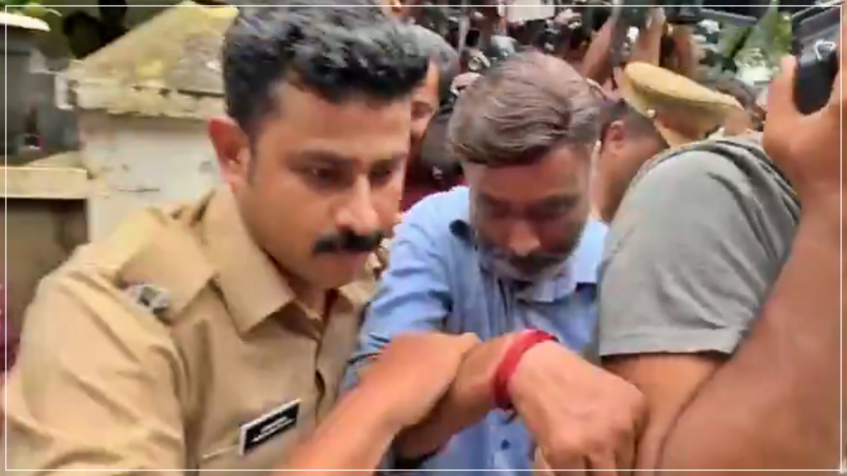 கண்ணூர் மாணவி தற்கொலை வழக்கில் கைது செய்யப்பட்ட முன்னாள் துறைத் தலைவர் குறித்த செய்திக் கோர்ப்பு.