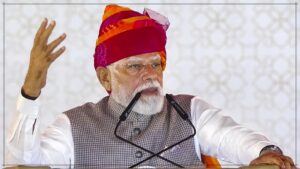 ராஜஸ்தான் மாநிலம் பலோத்ராவில் நடைபெற்ற பிரம்மாண்ட பொதுக்கூட்டத்தில் மேடையில் நின்று கைகளை உயர்த்திப் பேசும் பிரதமர் நரேந்திர மோடி.