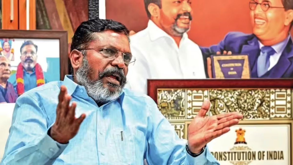 சென்னை அசோக் நகர் தலைமை அலுவலகத்தில் மைக்குகள் முன்னிலையில் உணர்ச்சிப்பூர்வமாகப் பேசும் விசிக தலைவர் தொல். திருமாவளவன்.