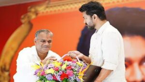 “இனி நீங்க நம்ம குடும்பம்!” - தவெகவில் இணைந்த மாற்றுக்கட்சியினரை நெகிழ வைத்த அமைச்சர் என்.ஆனந்தின் அதிரடி உத்தரவாதம்! தமிழக வெற்றிக் கழகத்தின் அதிகாரப்பூர்வ கூட்டத்தில் மேடையில் நின்று அமைச்சர் என்.ஆனந்த் மைக் பிடித்து உணர்ச்சிப்பூர்வமாகப் பேசும் காட்சி.