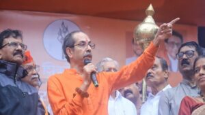 மும்பை தாதர் ஹனுமான் கோவில் முன்பு திரண்டிருந்த நூற்றுக்கணக்கான சிவசேனா (யுபிடி) தொண்டர்கள் மத்தியில் ஆக்ரோஷமாகப் பேசும் உத்தவ் தாக்கரே.