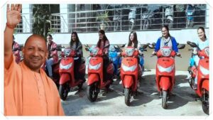 மாணவிகளுக்கு இலவச ஸ்கூட்டர்! 5 லிட்டர் பெட்ரோல் மற்றும் ஹெல்மெட்! உ.பி அரசின் ராணி லட்சுமிபாய் திட்டம்! News graphic depicting the free scooter scheme for girl students announced by the Uttar Pradesh government.