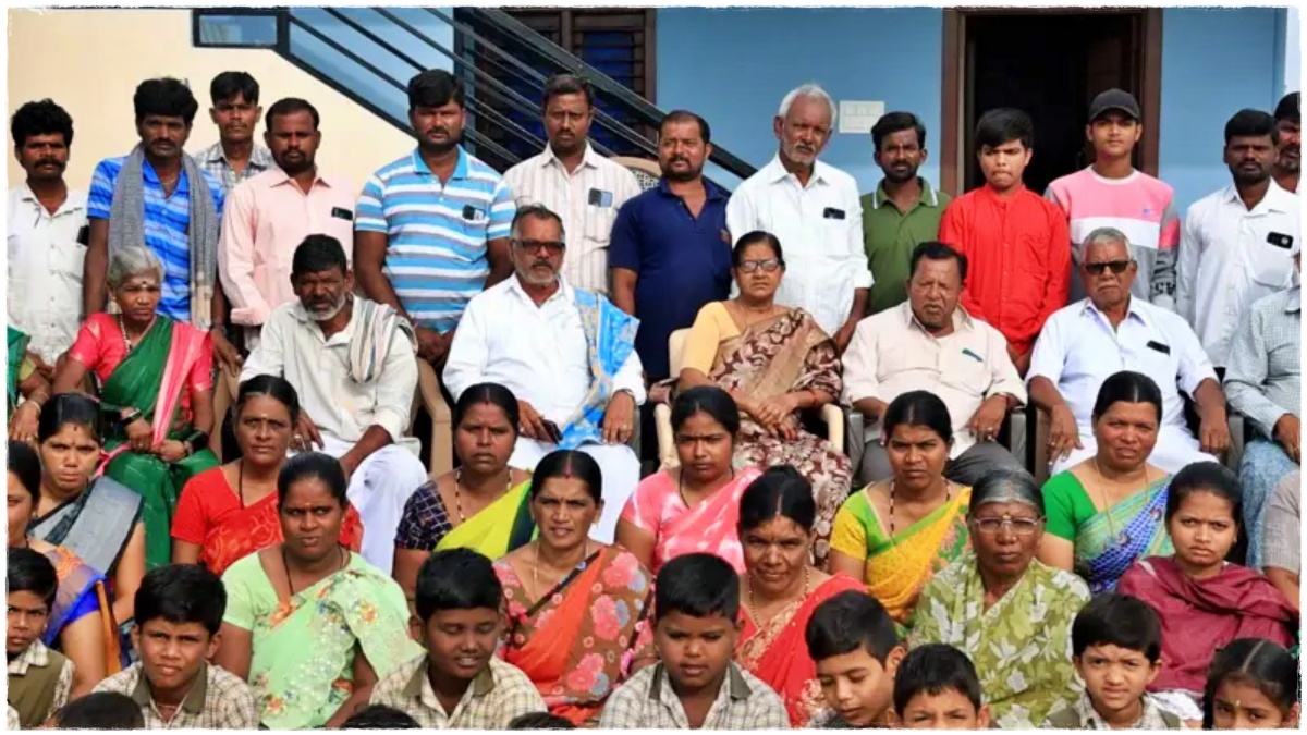 கிராமத்தில் பெரிய களிமண் அடுப்பில் சமையல் செய்யும் பெண்களின் காட்சி.