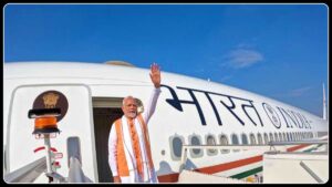 வெளிநாட்டுப் பயணத்தின் போது ஏர் இந்தியா ஒன் விமானத்தில் இருந்து இறங்கும் பிரதமர் நரேந்திர மோடி.