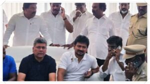 "கைது ஒரு காமெடி நாடகம்!" - நீலாங்கரையில் கைது செய்யப்பட்ட உதயநிதி ஸ்டாலின் ஆவேசம்! Opposition Leader Udhayanidhi Stalin being taken into custody by police at his Chennai residence.