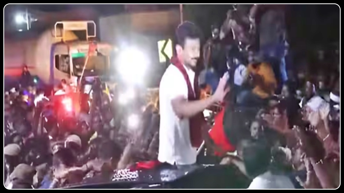 காவல் நிலையத்திலிருந்து விடுவிக்கப்பட்ட பின்னர் ஆதரவாளர்களுக்கு கை அசைக்கும் உதயநிதி ஸ்டாலின்.