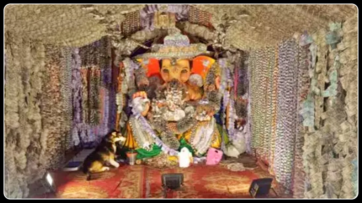 4.50 கோடி ரூபாய் நோட்டுகளால் பிரம்மாண்டமாக அலங்கரிக்கப்பட்ட விநாயகர் சிலையின் காட்சி.